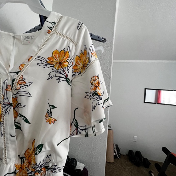 BRAND: Sienna Sky. Made in Vietnam, size Large. Casual - Picture 5 of 8